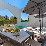 Villa Luxury 5-bedroom Altabianca With A Heated Pool, Finnish Sauna, An Outdoor Cinema, 50m From The Supetar