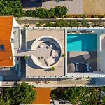 Villa Luxury 5-bedroom Altabianca With A Heated Pool, Finnish Sauna, An Outdoor Cinema, 50m From The Supetar