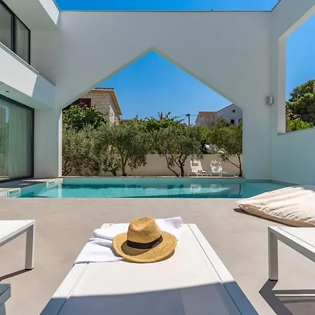 Luxury 5-bedroom Altabianca With A Heated Pool, Finnish Sauna, An Outdoor Cinema, 50m From The * Supetar