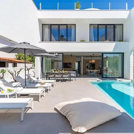 Villa Luxury 5-bedroom Altabianca With A Heated Pool, Finnish Sauna, An Outdoor Cinema, 50m From The *