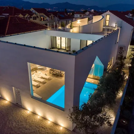 Luxury 5-bedroom Altabianca With A Heated Pool, Finnish Sauna, An Outdoor Cinema, 50m From The Supetar