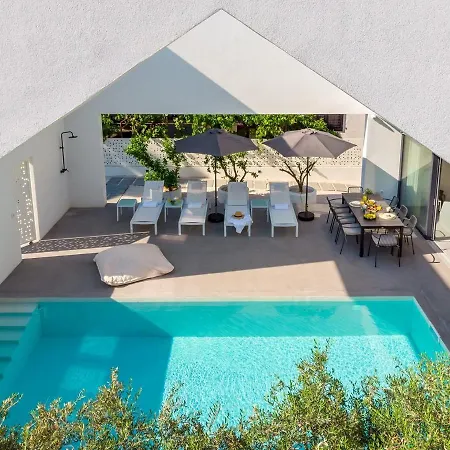 Luxury 5-bedroom Altabianca With A Heated Pool, Finnish Sauna, An Outdoor Cinema, 50m From The Supetar