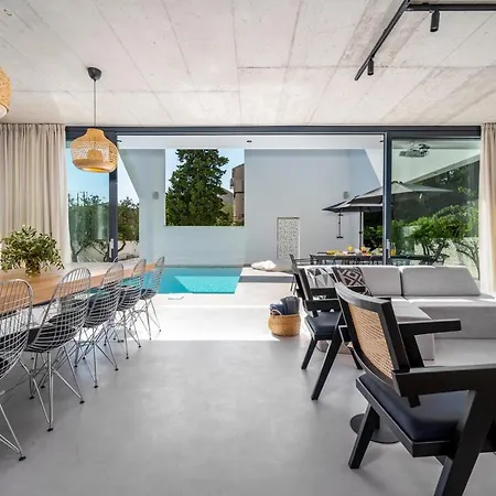 Luxury 5-bedroom Altabianca With A Heated Pool, Finnish Sauna, An Outdoor Cinema, 50m From The Villa Supetar