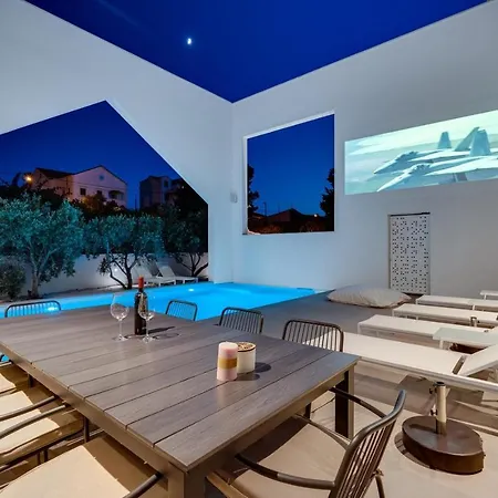 Luxury 5-bedroom Altabianca With A Heated Pool, Finnish Sauna, An Outdoor Cinema, 50m From The Villa