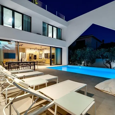 Luxury 5-bedroom Altabianca With A Heated Pool, Finnish Sauna, An Outdoor Cinema, 50m From The Villa *