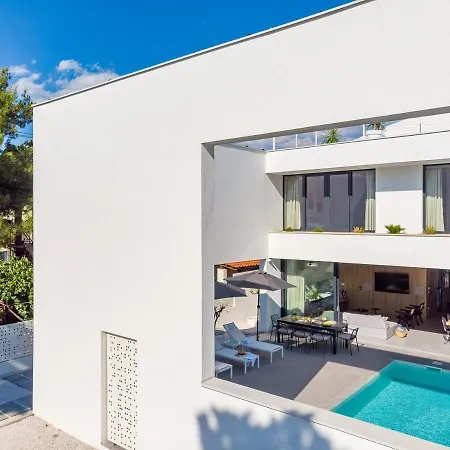 Villa Luxury 5-bedroom Altabianca With A Heated Pool, Finnish Sauna, An Outdoor Cinema, 50m From The Supetar