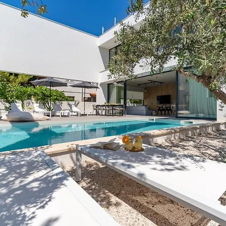 Luxury 5-bedroom Altabianca With A Heated Pool, Finnish Sauna, An Outdoor Cinema, 50m From The Villa Supetar