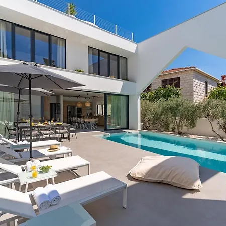 Luxury 5-bedroom Altabianca With A Heated Pool, Finnish Sauna, An Outdoor Cinema, 50m From The Villa