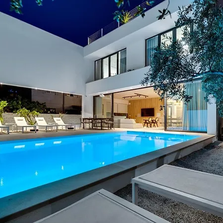 Villa Altabianca: Beachfront Luxury With Heated Pool And Outdoor Cinema Supetar